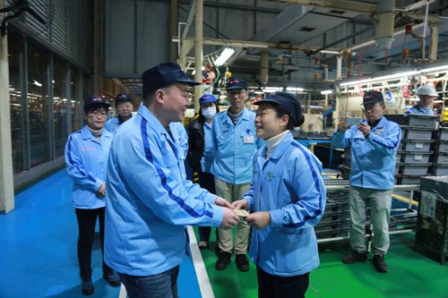 黨委書記、執(zhí)委肖波慰問員工.JPG